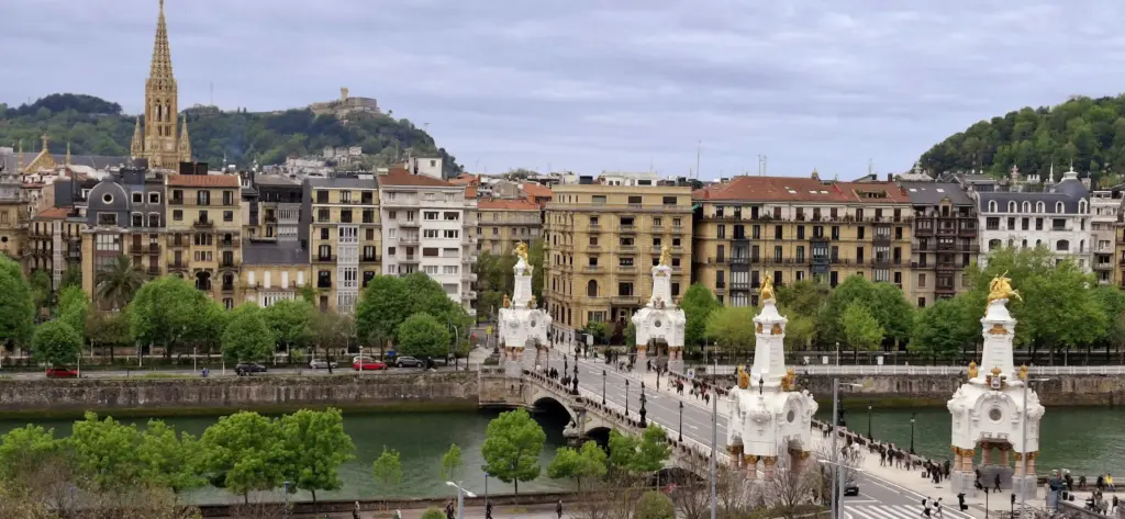Vista dell’Ensanche di San Sebastián con il Ponte María Cristina, la Cattedrale del Buen Pastor e il Monte Urgull