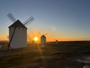 Mulini a vento di Campo de Criptana al tramonto nella Mancha