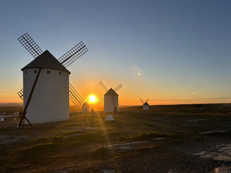 Mulini a vento di Campo de Criptana al tramonto nella Mancha
