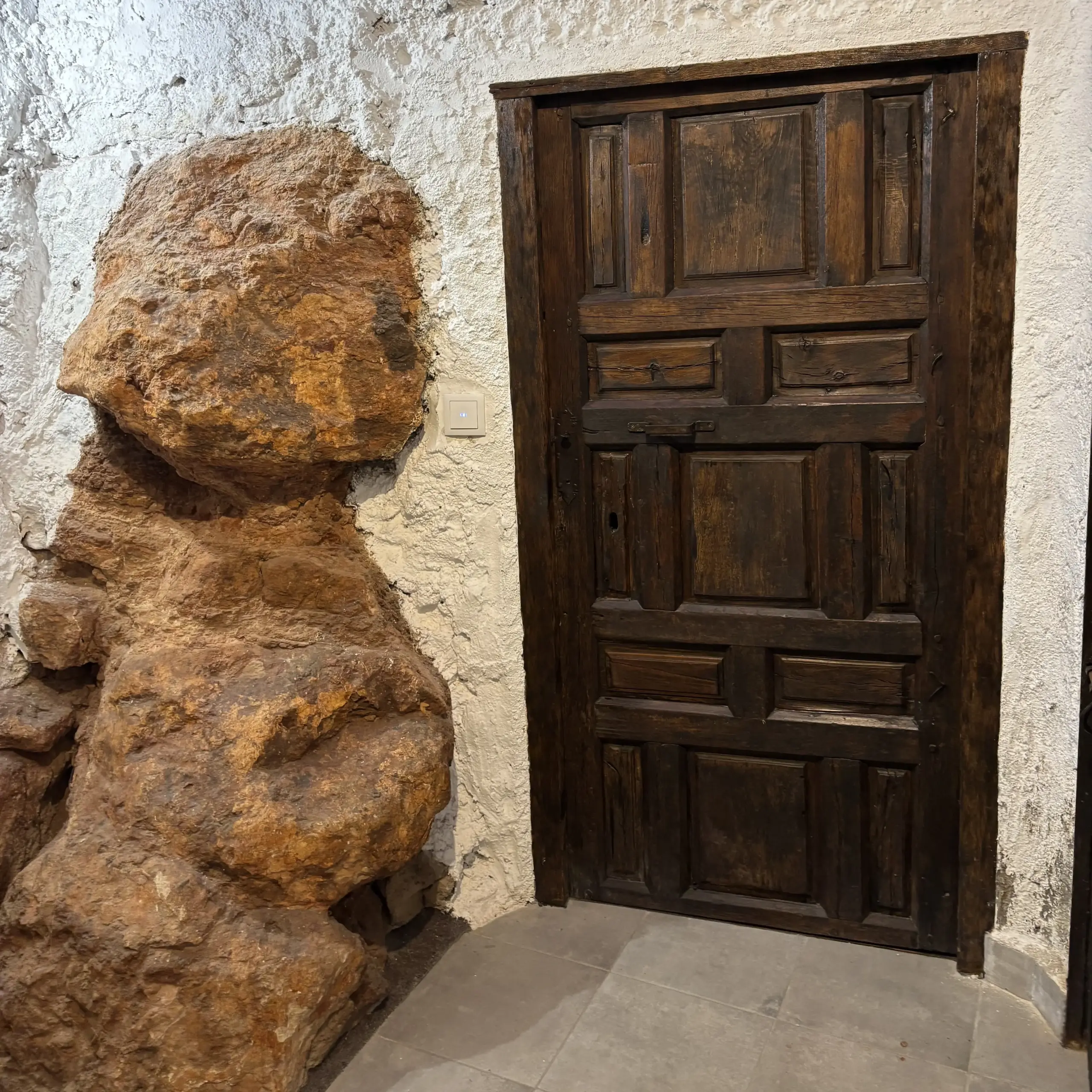 Porta in legno all’interno di una casa-cueva di Campo de Criptana