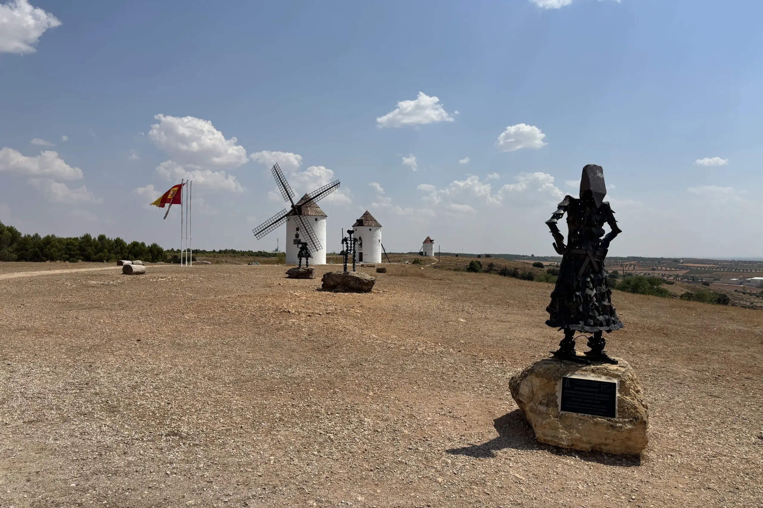 Mulini a vento di Mota del Cuervo con sculture di Don Chisciotte della Mancha