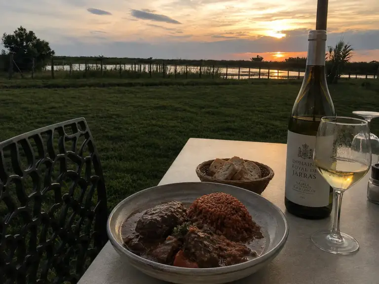 Gardianne de taureau con riso di Camargue e vino Sable de Camargue al tramonto presso Restaurant La Grand Ponche