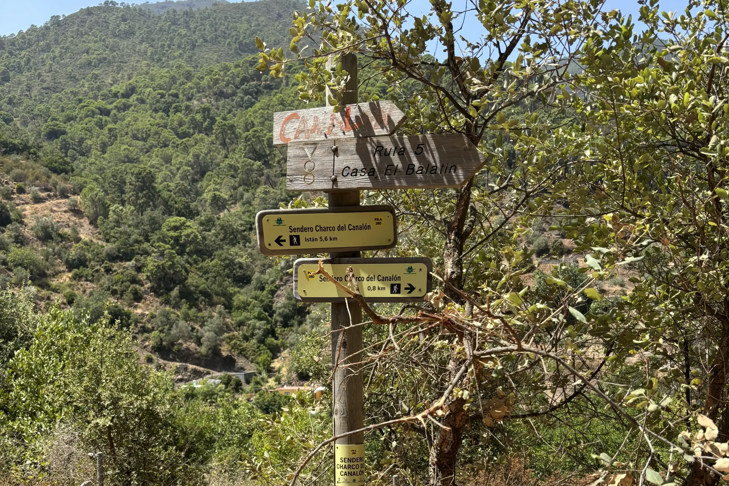 Segnaletica del sentiero per il Charco del Canalón e Casa Balatín a Istán