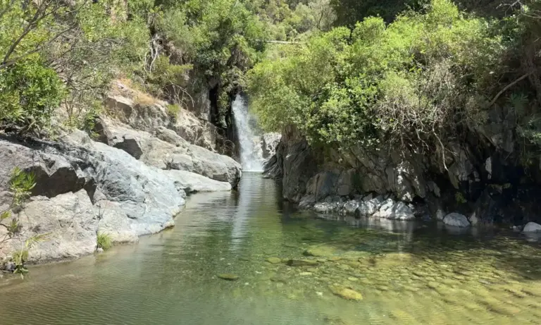 Charco del Canalón sul Río Verde di Istán con cascata e piscina naturale