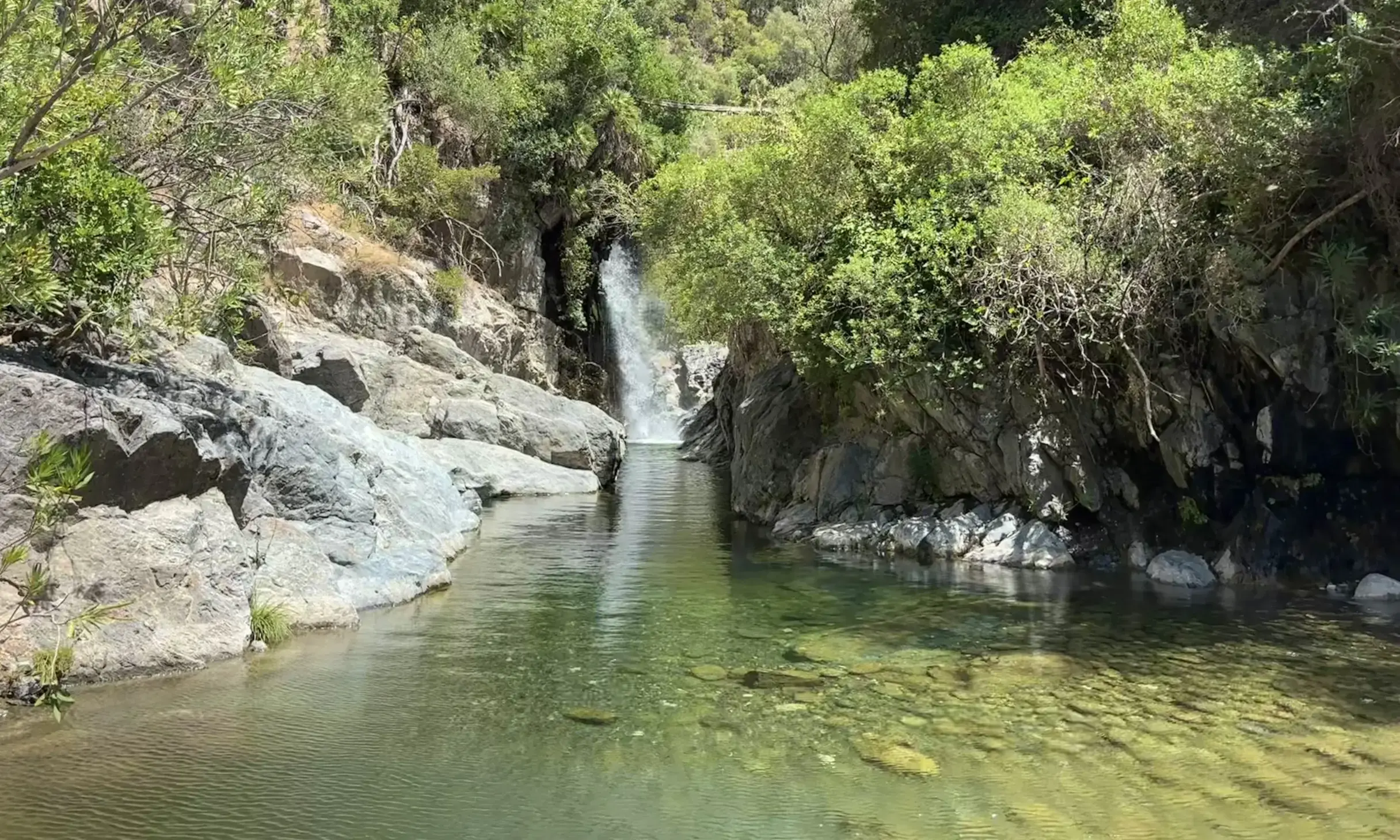 Charco del Canalón sul Río Verde di Istán con cascata e piscina naturale