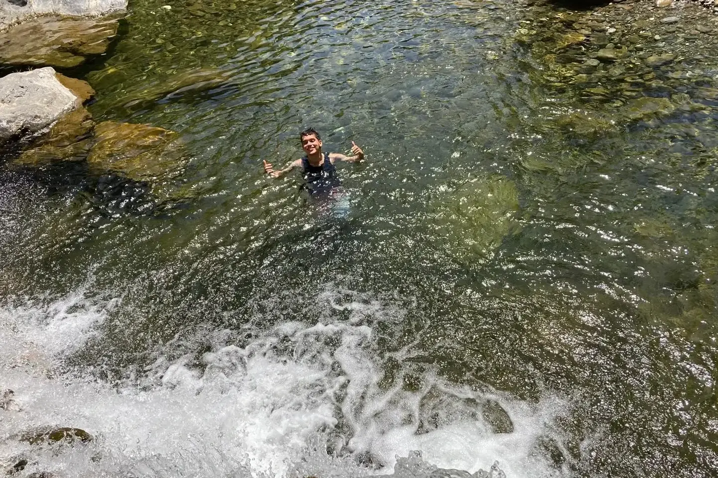 Bagno nel Charco del Canalón sul Río Verde di Istán