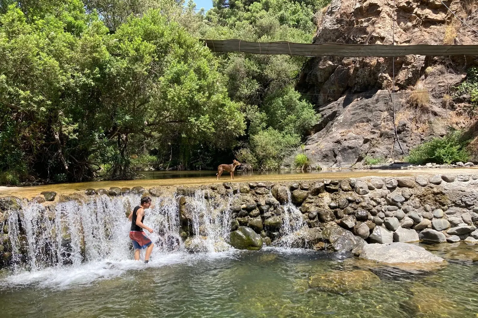 Ponte sospeso sul Río Verde di Istán sopra una piccola cascata e una pozza naturale