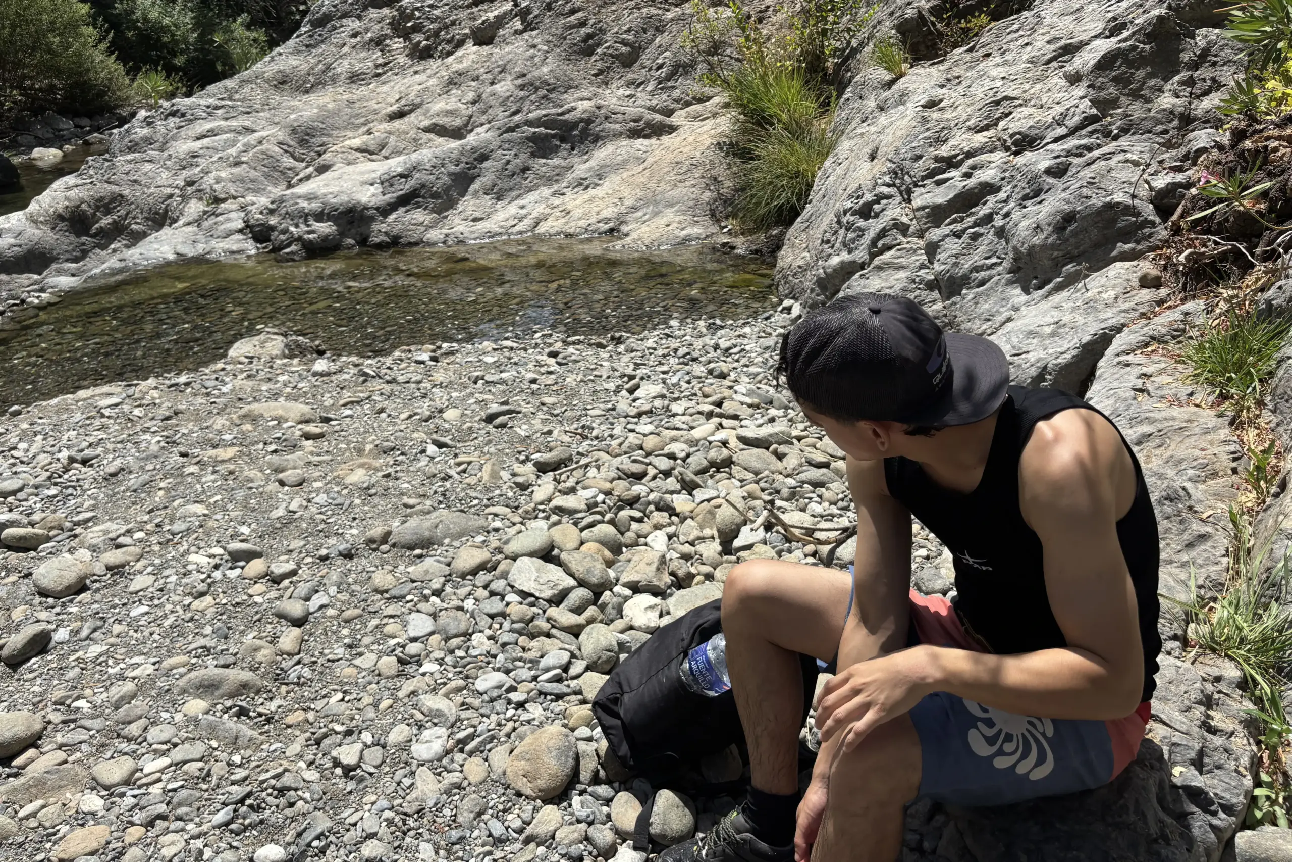 Pausa sulle rocce del Charco del Canalón dopo il trekking e il bagno nel Río Verde di Istán