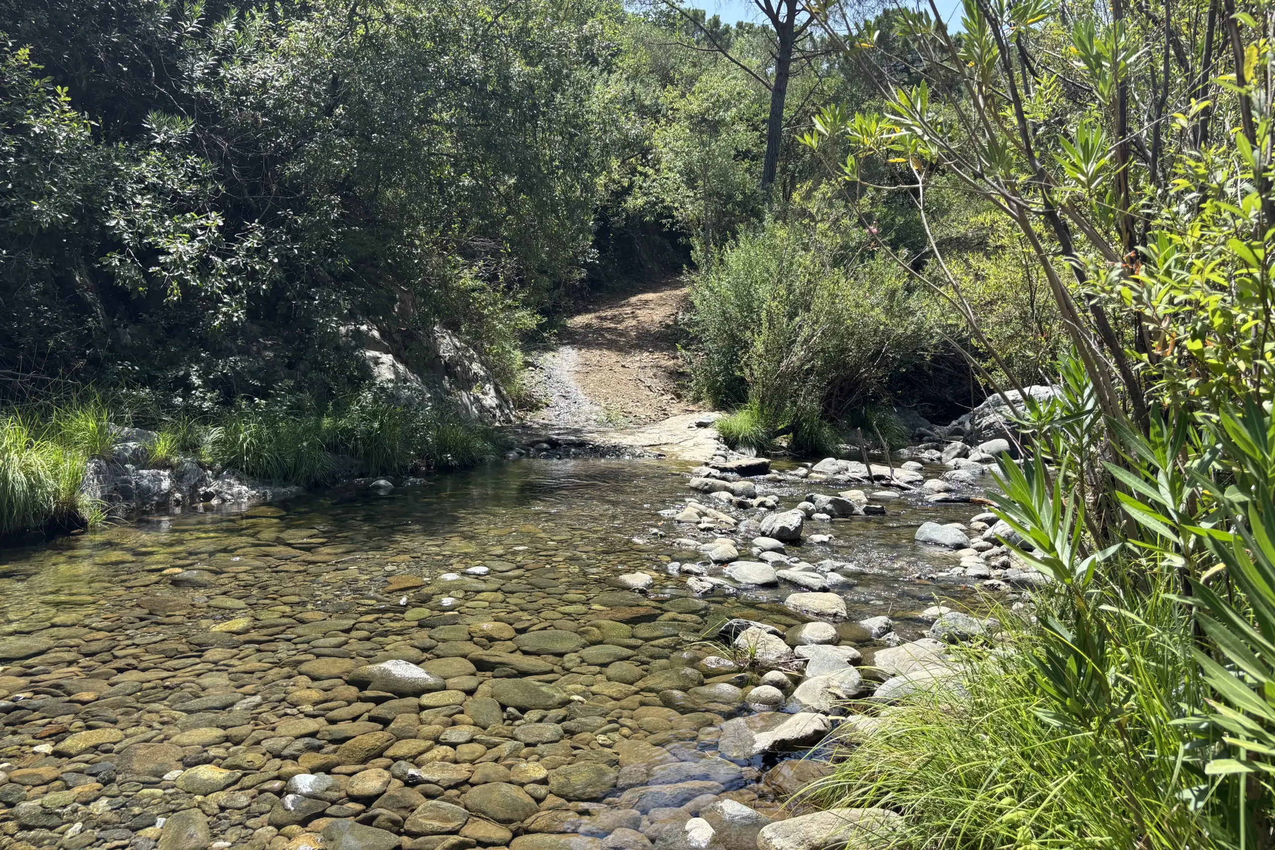 Guado del Río Verde di Istán con il sentiero che prosegue sull’altra sponda