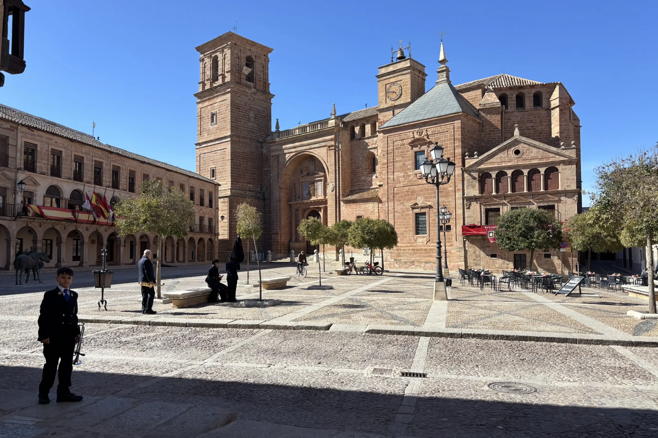 Plaza Mayor di Villanueva de los Infantes con la Iglesia de San Andrés ne la Mancha