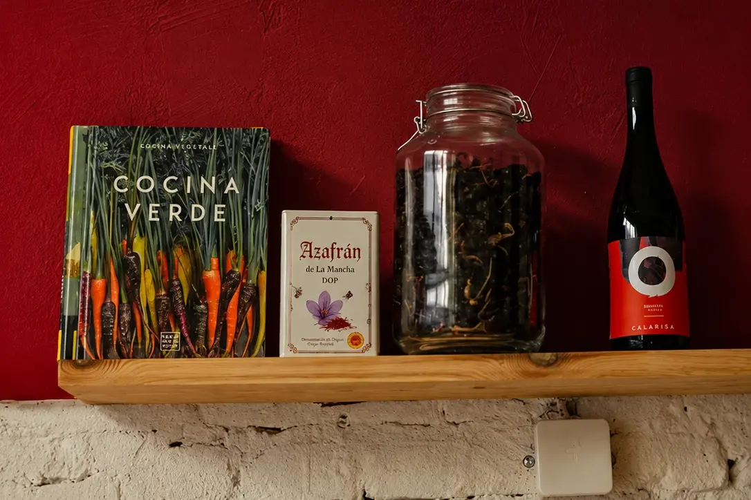 Confezione di Azafrán de La Mancha DOP su una mensola