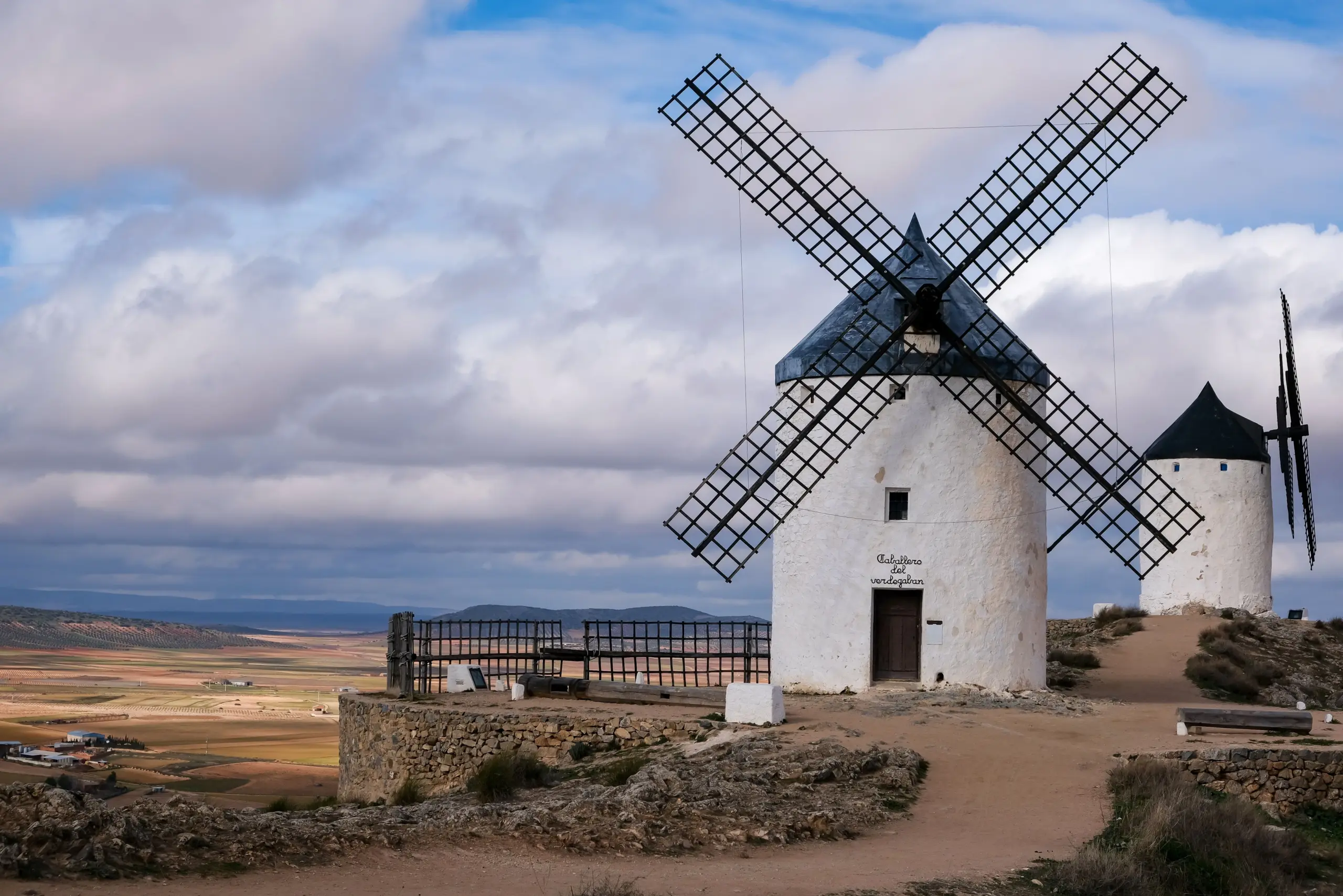 Paesaggio della Mancha tra mulini a vento e pianure