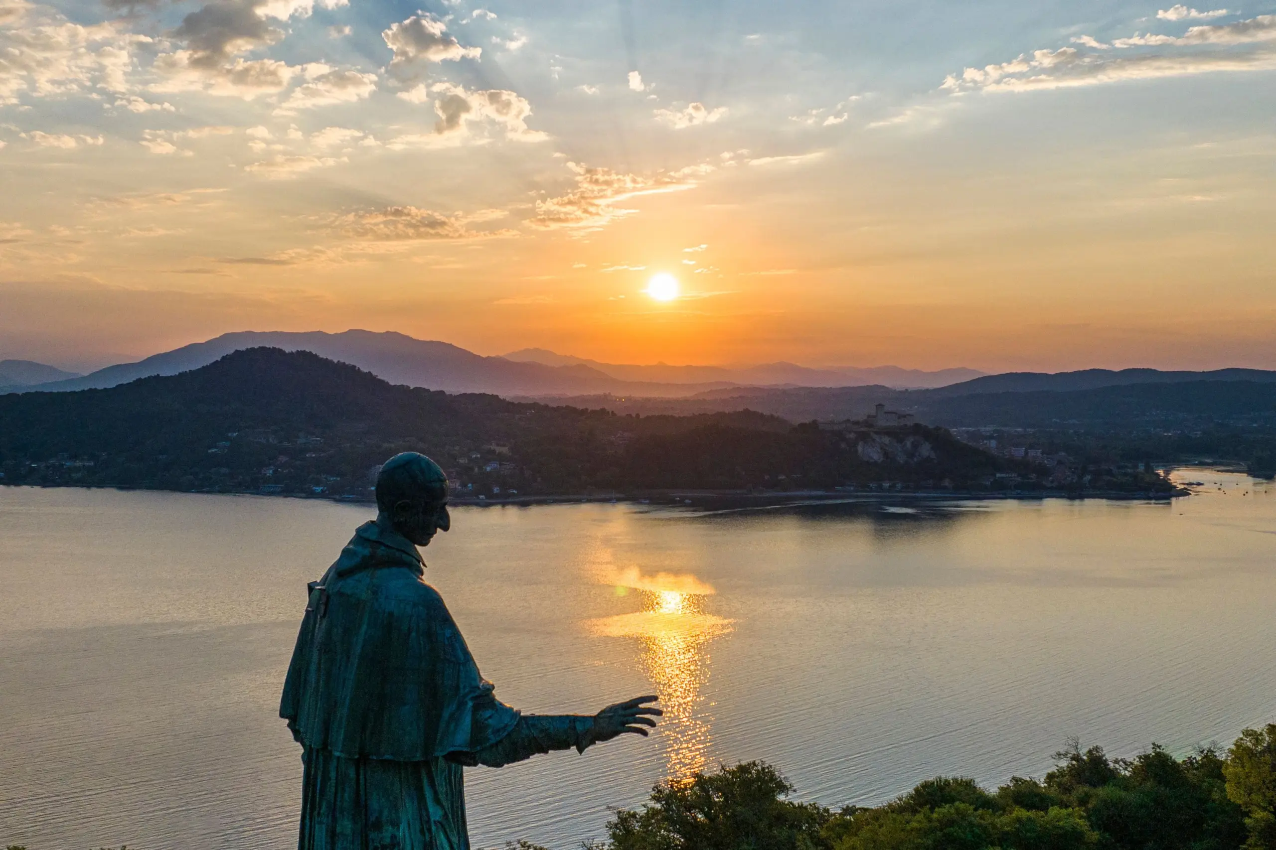 Lago Maggiore al tramonto visto dal Colosso di San Carlo Borromeo ad Arona, una cosa da vedere in Italia