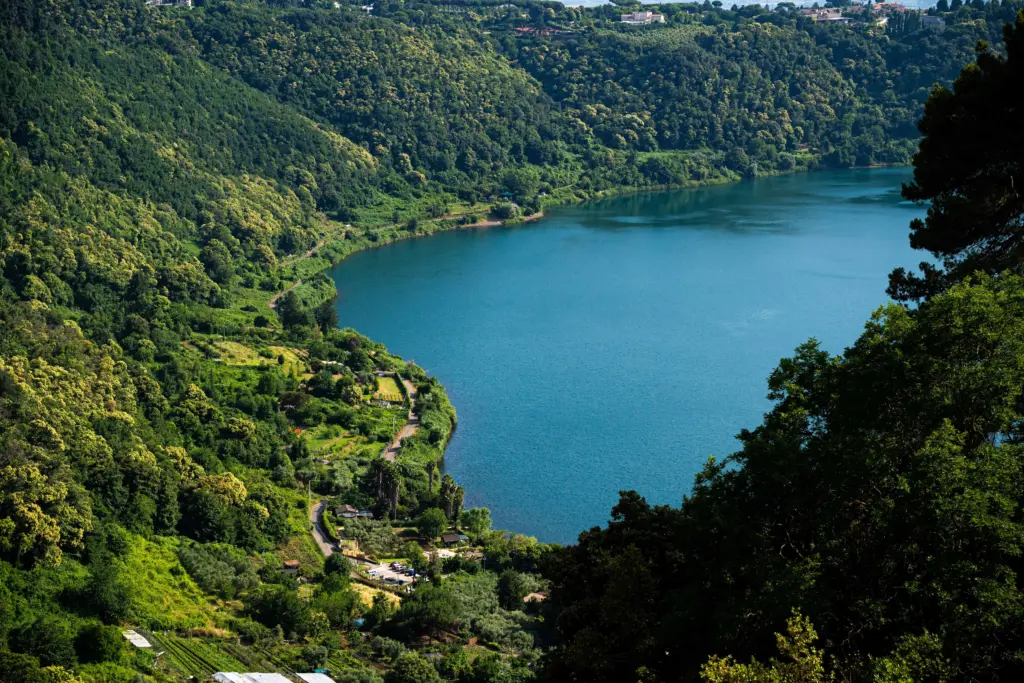 Lago di Nemi nei Castelli Romani, Lazio. Una cosa da vedere in Italia.