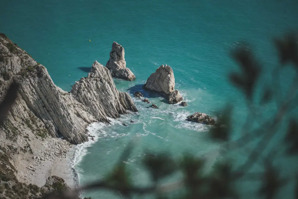 Spiaggia delle Due Sorelle nella Riviera del Conero, Marche. Una cosa da vedere in Italia.