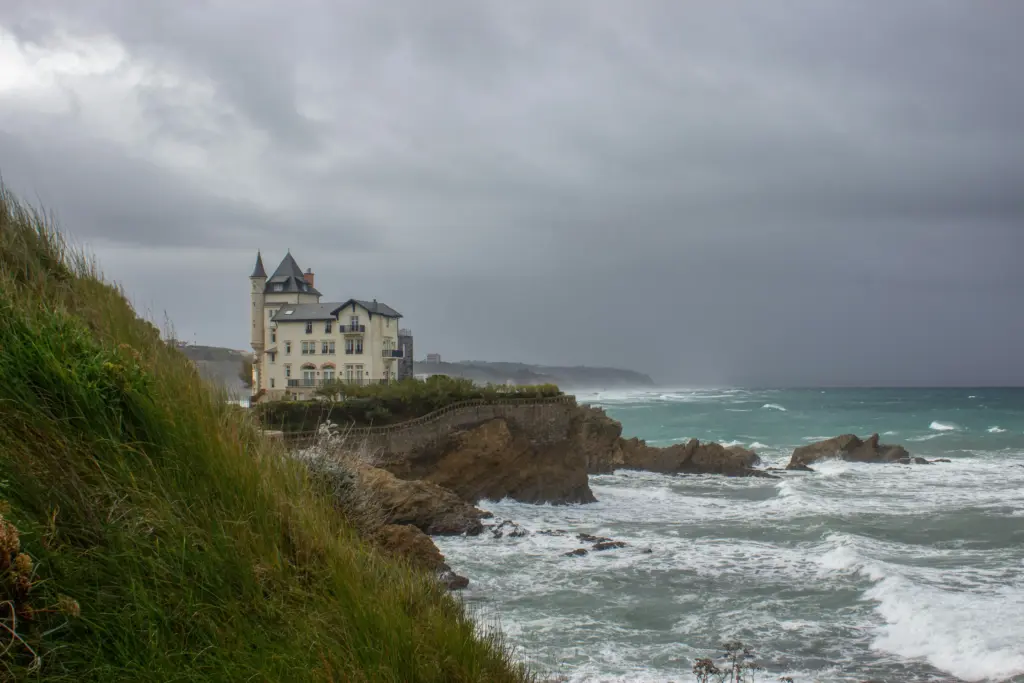Villa Belza sulla scogliera di Biarritz con il mare agitato