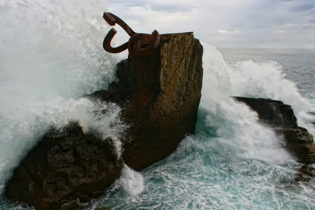 Peine del Viento con il mare in tempesta a San Sebastián quando piove