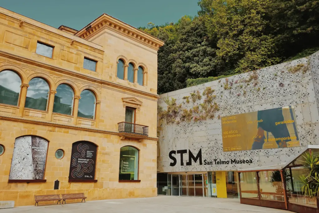 Ingresso del Museo San Telmo a San Sebastián quando piove